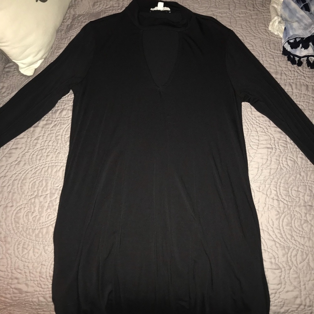 High neck dress with V-cut